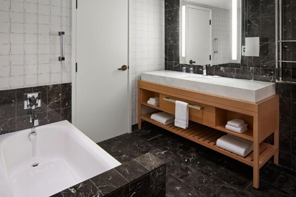 Delta Hotels by Marriott Toronto image 61